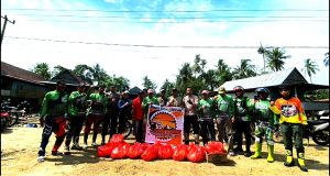 Kapolsek Sabbang Paru Bersama Tim Sabtrac Comunity Berikan Bansos Kepada Warga Yang Terdampak Banjir Di Desa Wage Kecamatan Sabbang Paru Kabupaten Wajo