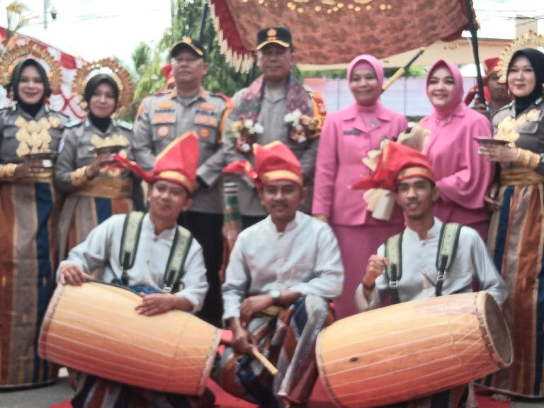 Kapolres Sinjai Beri Sambutan Kepada Kapolda Sulsel Dengan Pengalungan Bunga Dan Tari Padduppa.