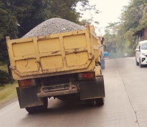 Aktivitas Truk Tambang di Poros Malino Dikeluhkan Warga, Dinilai Rusak Jalan dan Ancam Keselamatan Pengendara