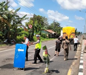 Petugas Gabungan Operasi Ketupat Polres Maros Bantu Evakuasi Dan Perbaikan Truk Logistik Yang Rusak Menutupi Badan Jalan Di Tambua