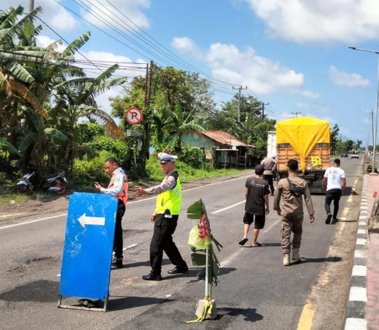 Petugas Gabungan Operasi Ketupat Polres Maros Bantu Evakuasi Dan Perbaikan Truk Logistik Yang Rusak Menutupi Badan Jalan Di Tambua