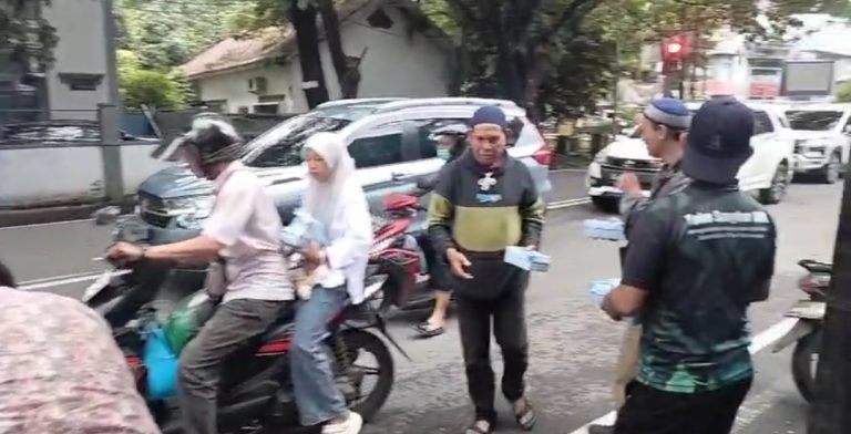 Media Online Corong Informasi News.com Berbagi Takjil di Hari ke-21 Ramadan