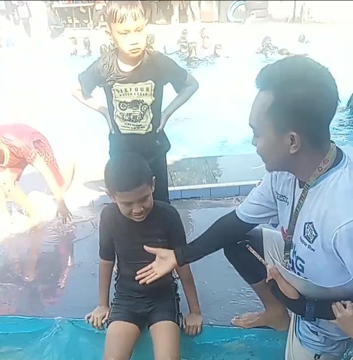 Murid SD Inpres Buttatianang II Makassar Ikuti Praktek Renang di Kolam Zidam XIV/HSN